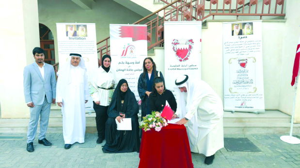 <p><em><strong>Traders sign the pledge in the presence of Mr Tarradah, Dr Al Qattan and Ms Al Hamlan</strong></em></p>
<p>Traders in the Old Manama Suq yesterday signed a document pledging &lsquo;support and loyalty&rsquo; to His Majesty King Hamad. The event, held at Bab Al Bahrain, was organised by the Capital Trustees Board in partnership with Alya Al Hamlan, a prominent Bahraini social activist, researcher and media figure known for her community leadership. She also hosts a well-known cultural and social majlis promoting national identity, social partnership and tolerance. Speeches were delivered by board chairman Saleh Tarradah and vice-chairwoman Dr Khulood Al Qattan, while a range of activities were organised for suq visitors.&nbsp;</p>